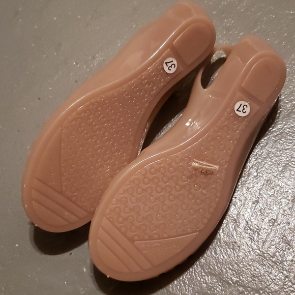Designer-inspired Jelly shoes - Picture 2 of 3